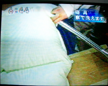 NHKニュース「おはよう日本」：再生された羽毛を「洗える羽毛布団側地」に詰め替えます